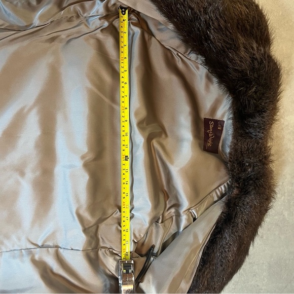 Beaver Fur Coat. SIZE Small to Medium or 6-8. Warm. Steen & Wright Furriers. - Picture 8 of 15